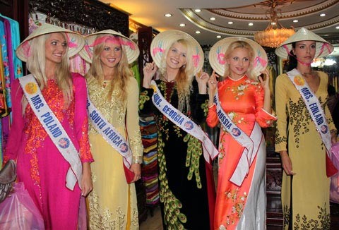 Các thí sinh Hoa hậu quý bà 2009 tại Bà Rịa, Vũng Tàu trong tà áo dài và nón lá của Việt Nam.
